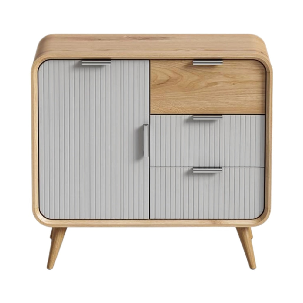Moderne houten kast met grijze panelen en handgrepen