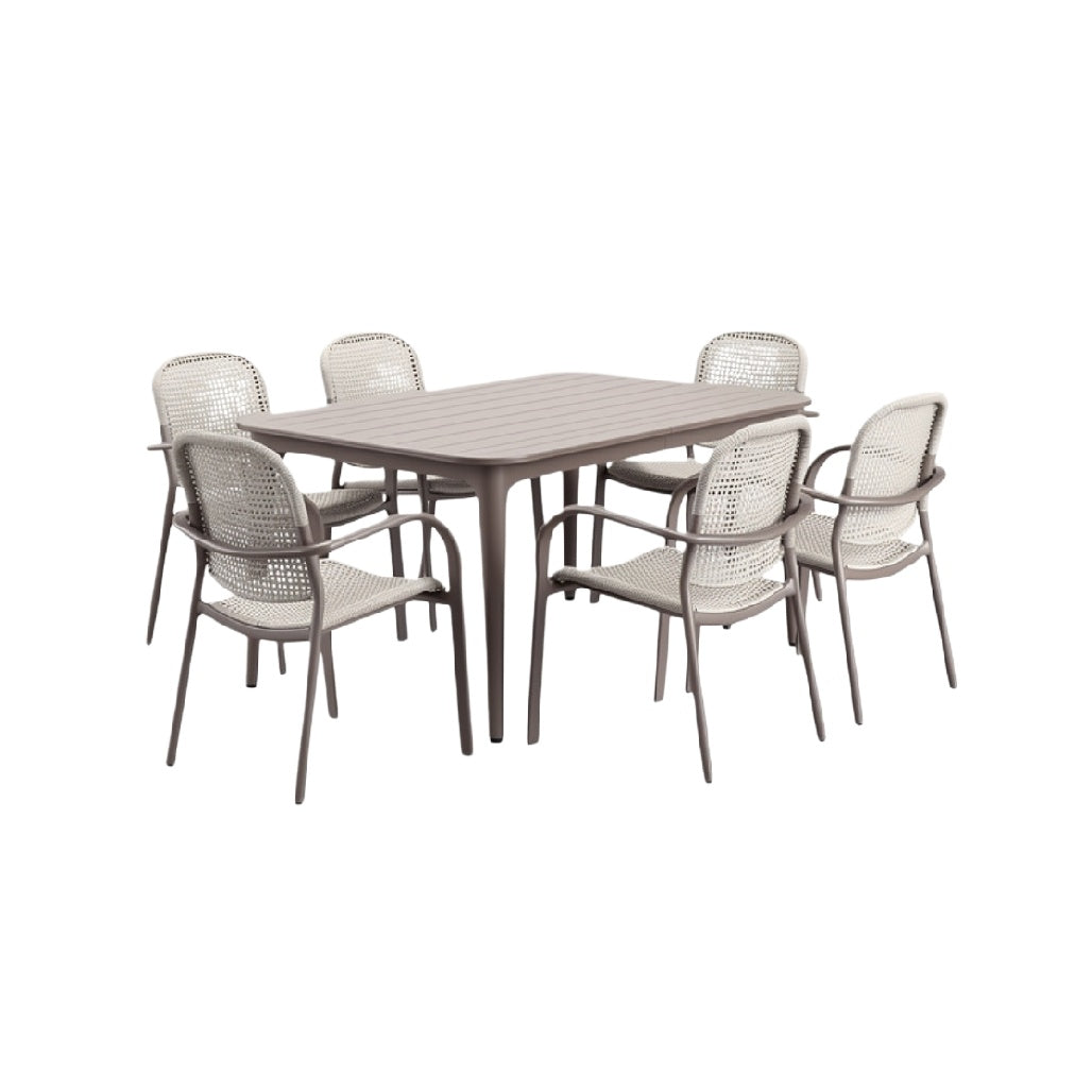 Eettafel met zes stoelen van kunststof